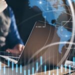 Advantages of software outsourcing: Cost reduction, access to specialized talent and greater focus on key activities.