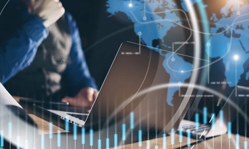 Advantages of software outsourcing: Cost reduction, access to specialized talent and greater focus on key activities.